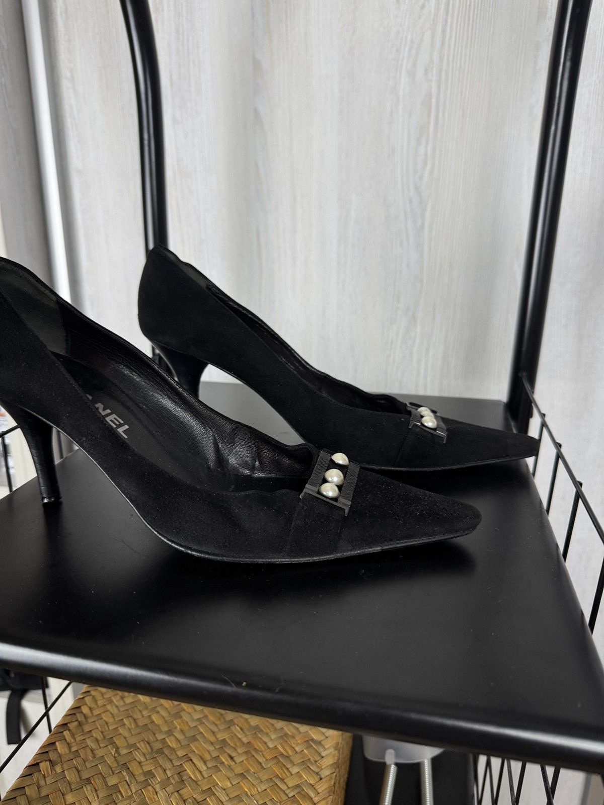 Chanel Chanel black suede leather pearls timeless classic heels Size US 8 / IT 38 - 4 Thumbnail