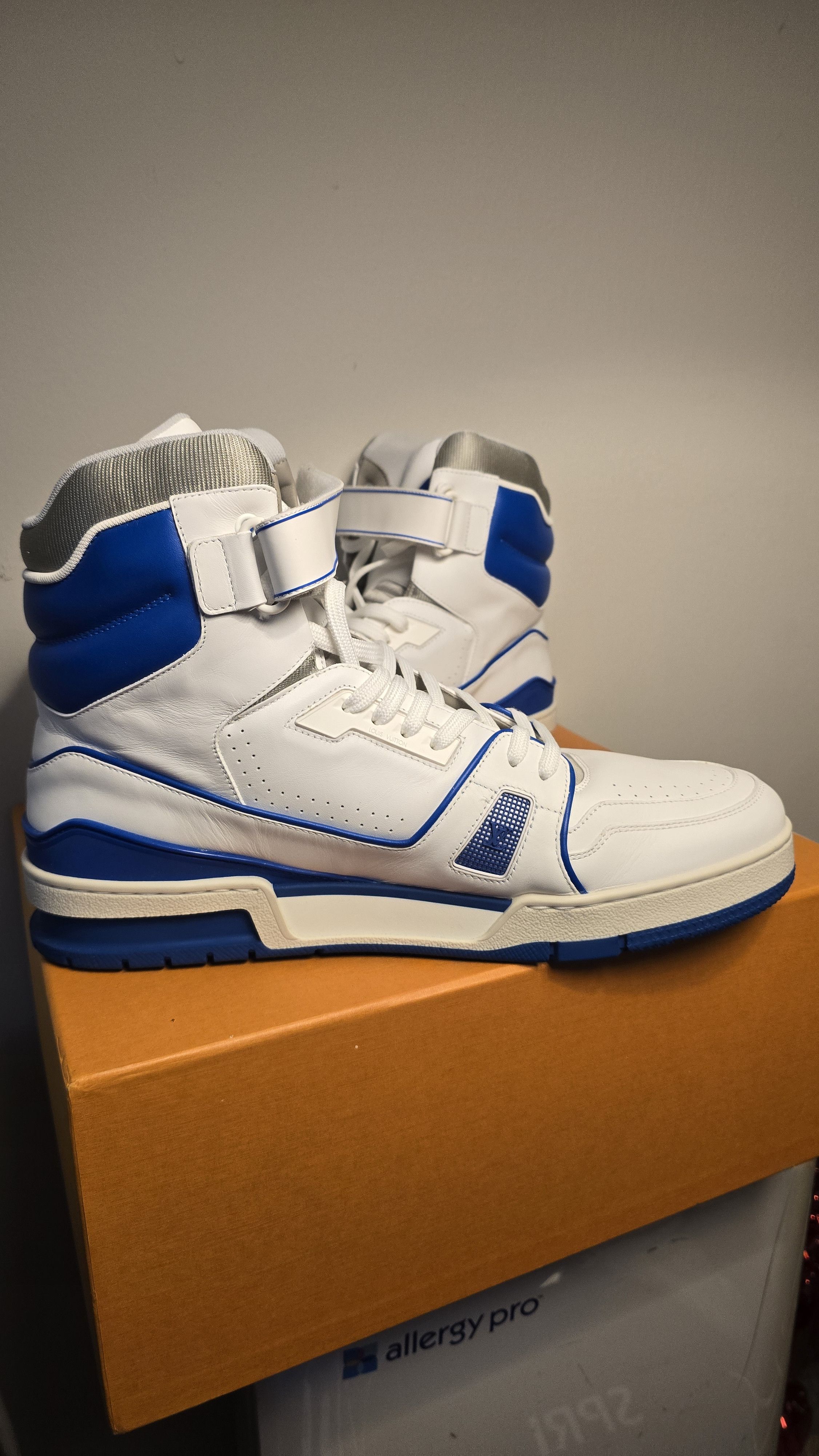 Louis Vuitton 100% Auth Louis Vuitton Trainer Hi-Top Blue/Wh - Size 10 LV Size US 11 / EU 44 - 6 Thumbnail