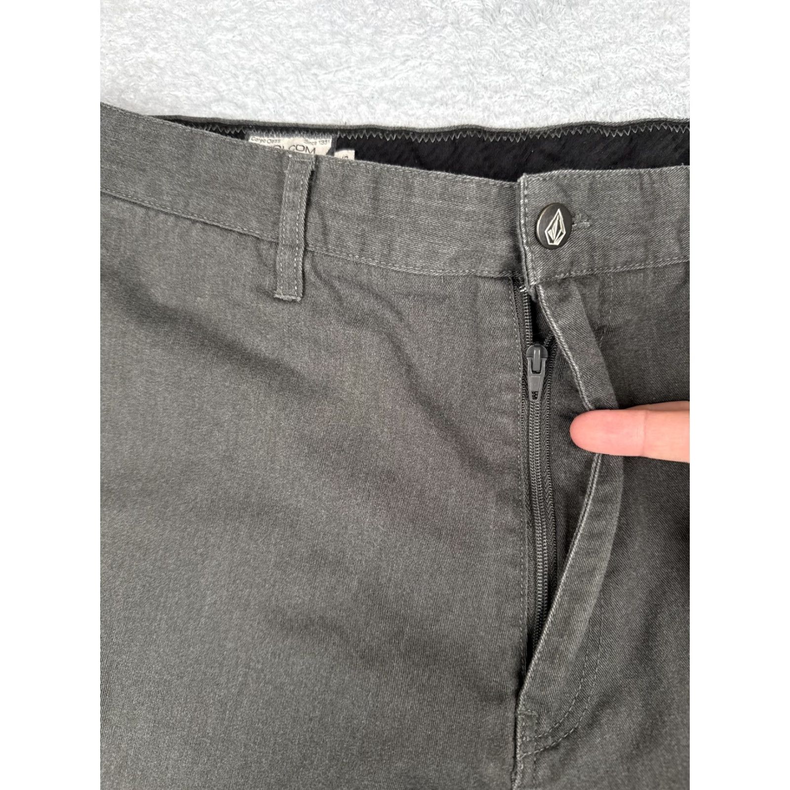 Volcom Volcom Mens 36 Gray Canvas Chino Shorts Flat Front Inseam 11 Casual Summer Skate Pockets Relaxed Fit Regular Rise Mid Vintage No Size US 36 / EU 52 - 6 Thumbnail
