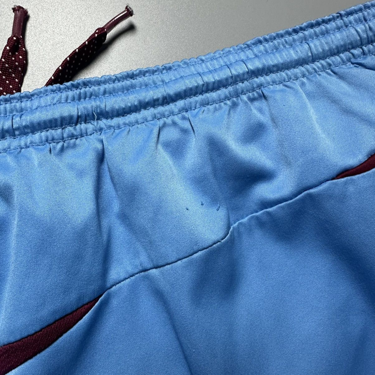 Umbro WEST HAM UMBRO 2008/2009 FOOTBALL HOME SHORTS #12 CARLTON Size US 41 - 8 Thumbnail