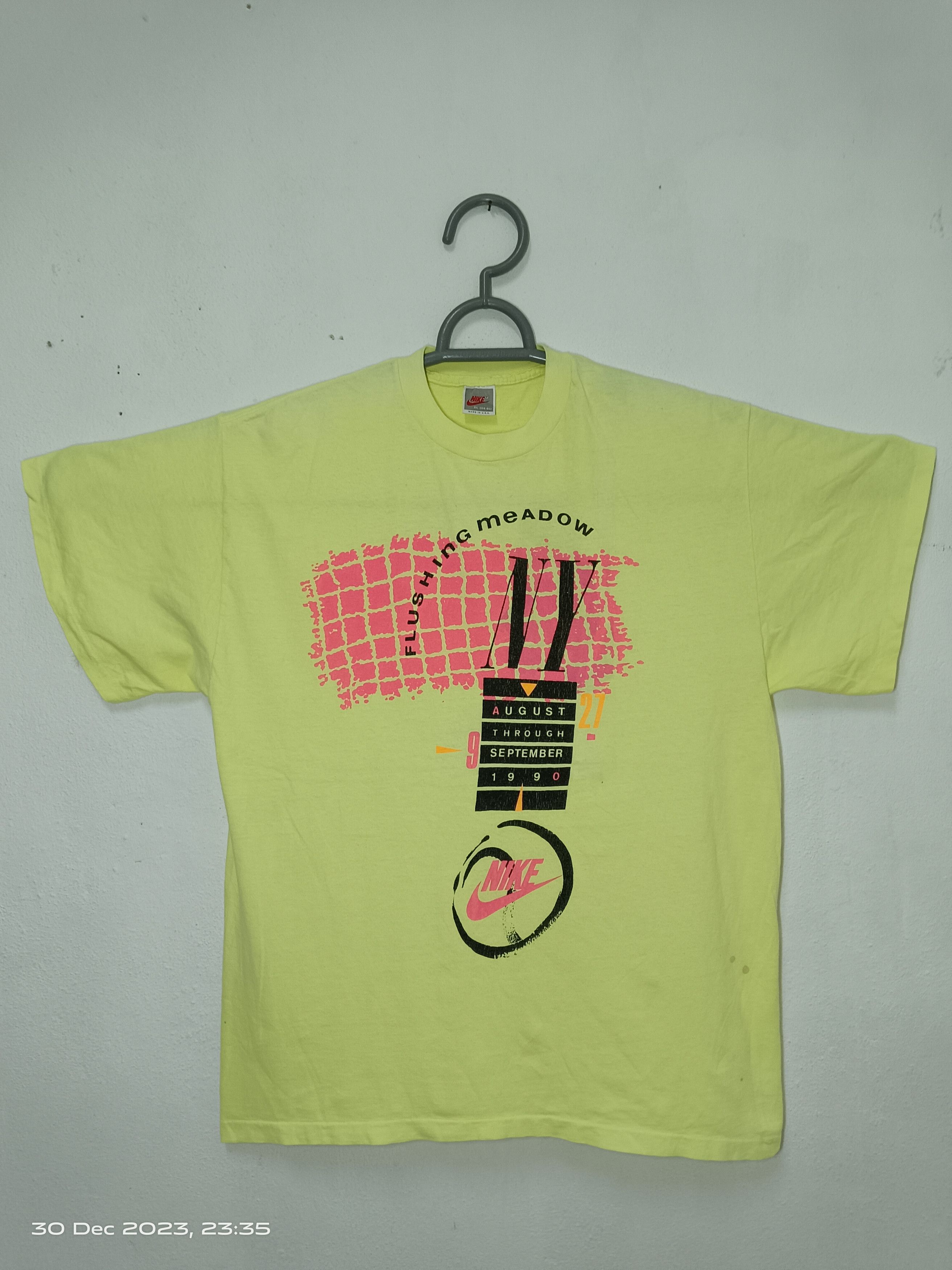 image of 90's Flus Hing Meadow New York Nike in Yellow, Men's (Size XL)