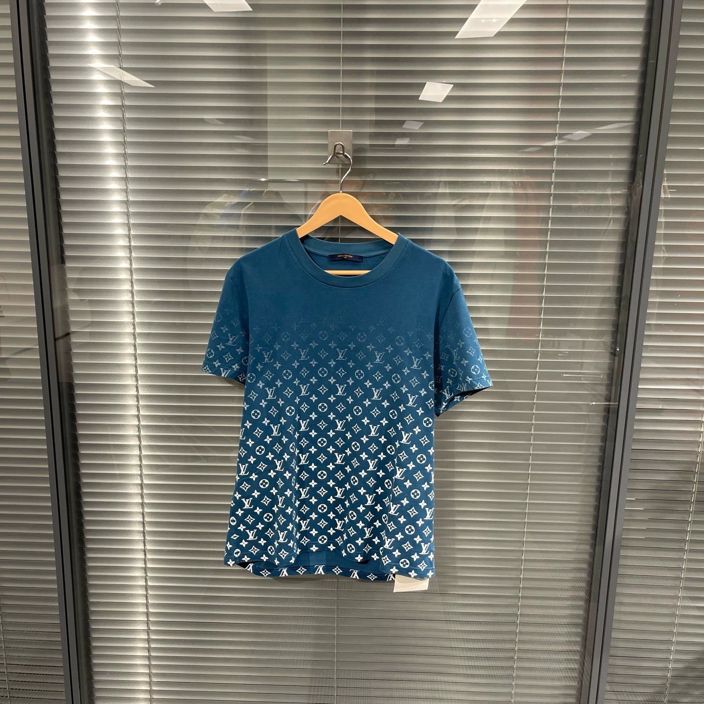 Louis Vuitton Blue Gradient Pattern Short Sleeve Shirt Size US L / EU 52-54 / 3 - 1 Thumbnail
