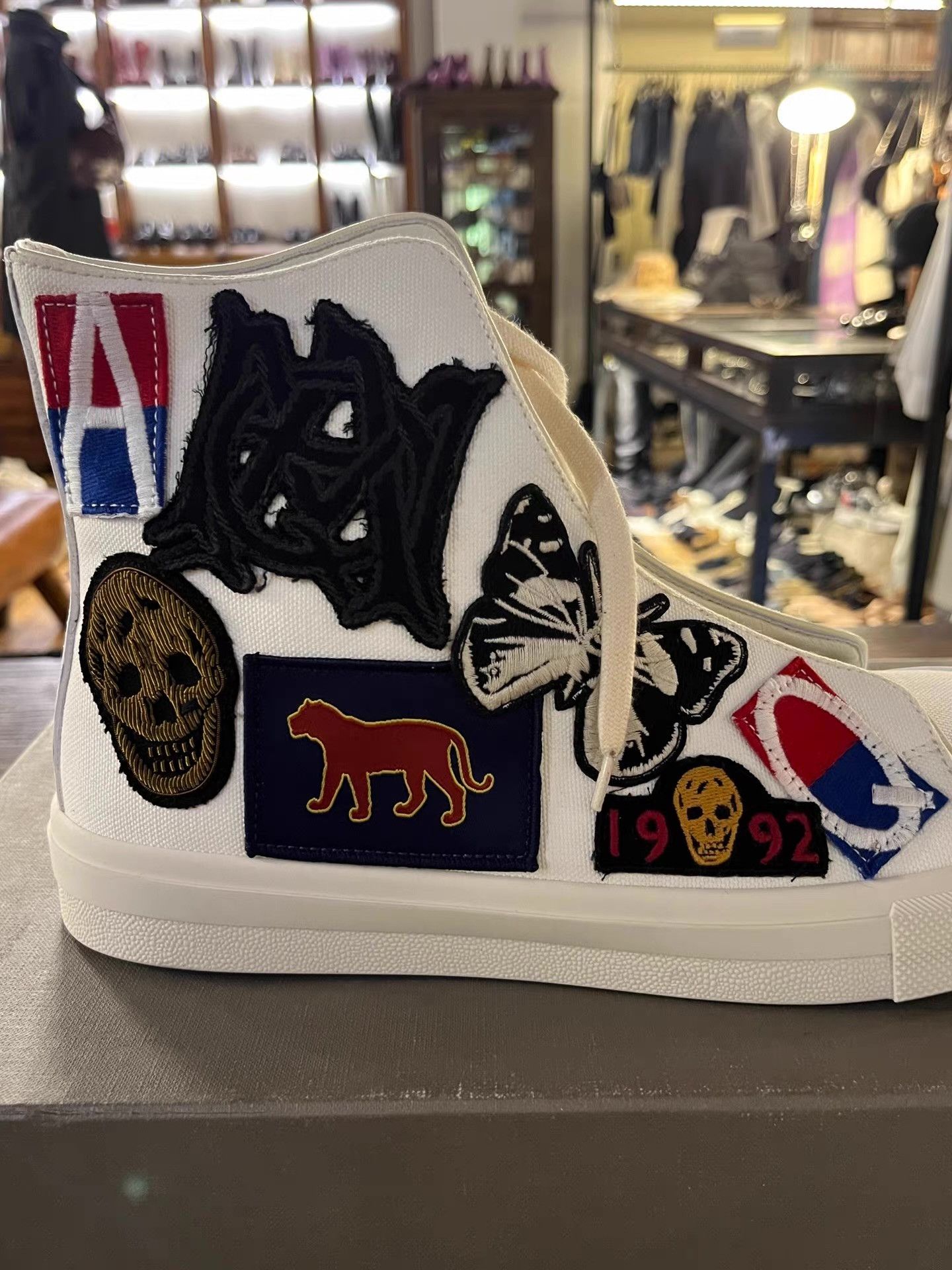 Alexander McQueen Alexander McQueen 17SS men’s white heavy‑emblem Ｑ25 Size US 7 / EU 40 - 4 Thumbnail