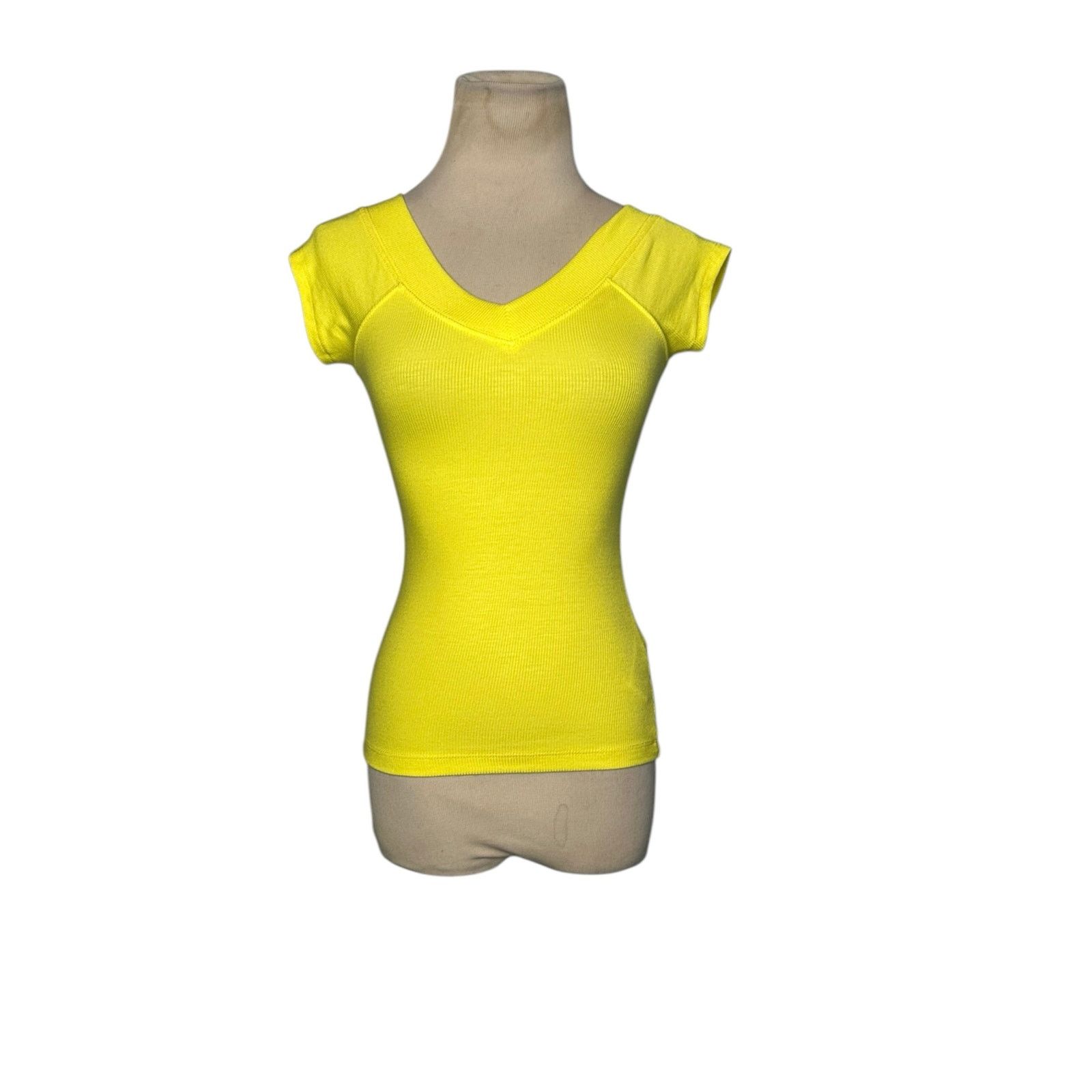 Bdg BDG yellow knit short sleeves v neck fitted top size Small Size S / US 4 / IT 40 - 9 Thumbnail