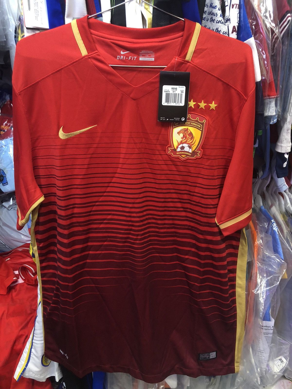 Nike 廣州恆大Guangzhou FC 16/17 home shirt (Bnwt) Size US L / EU 52-54 / 3 - 1 Thumbnail