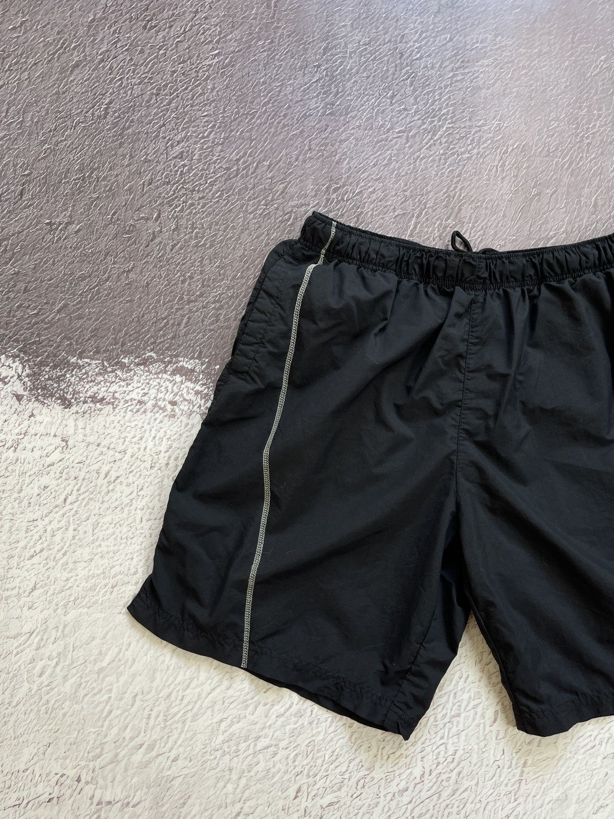 Nike Nike vintage y2k black logo swoosh shorts drill Size US 36 / EU 52 - 6 Thumbnail