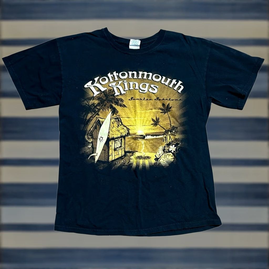 Vintage VINTAGE Kottonmouth Kings Sunrise Shack Black T-Shirt Band Mens Medium, Short Sleeve, Crew Neck, Graphic Print Size US M / EU 48-50 / 2 - 1 Thumbnail