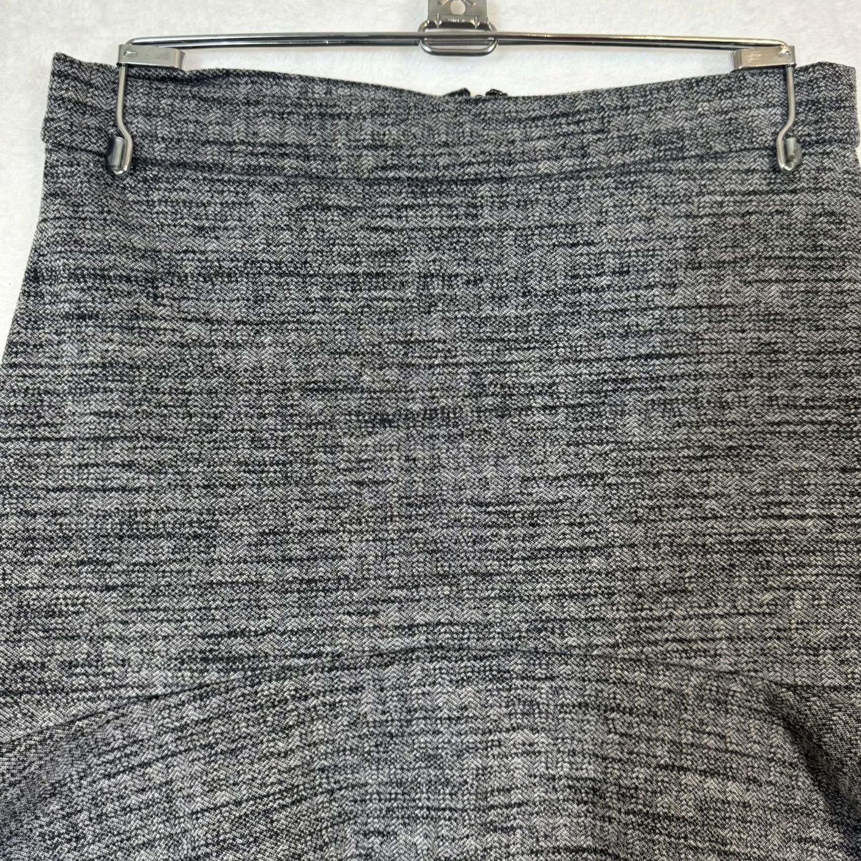 Banana Republic Banana Republic Mini Skirt Skirt Womens Size 0 Gray Ruffle Hem Back Zip, Short, Tweed Cotton, 0, Regular Size, Vintage: No Size 25" / US 0 / IT 36 - 4 Thumbnail