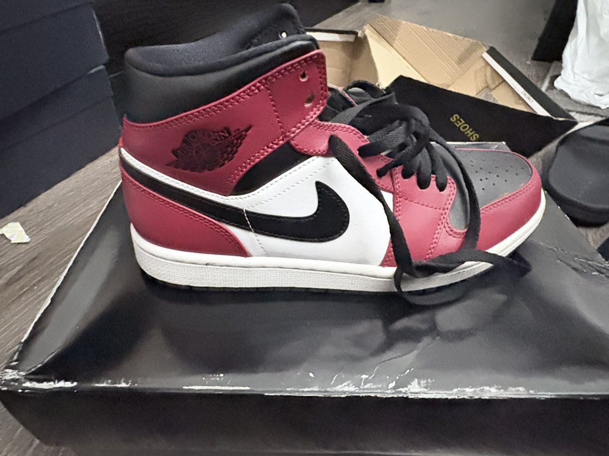 Jordan Brand Air Jordan 1 Mid High OG Black Toe Red Bred Banned Chicago Size US 8.5 / EU 41-42 - 3 Thumbnail