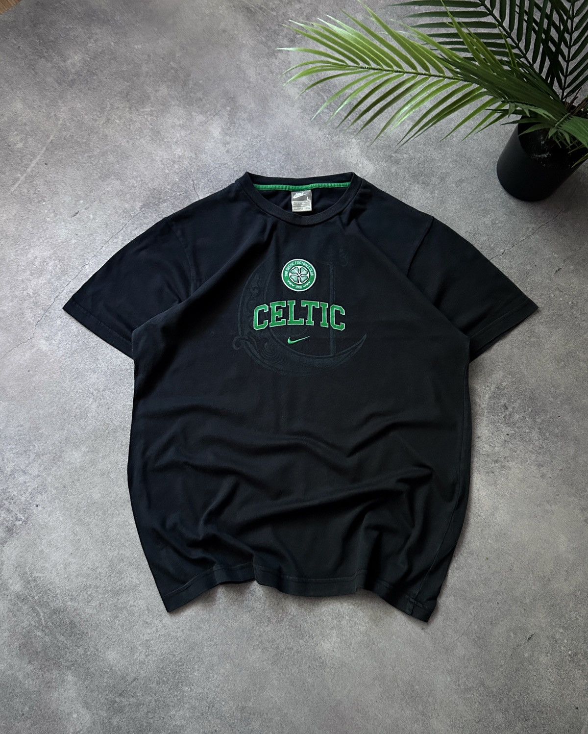 Nike Vintage Nike Celtic big logo y2k shirts mens Size US L / EU 52-54 / 3 - 1 Thumbnail