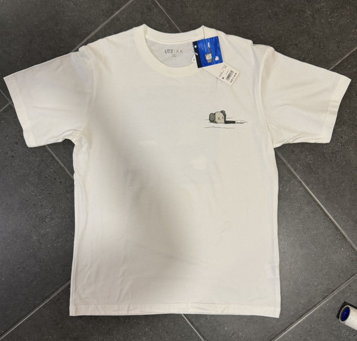 Kaws × Uniqlo KAWS x Uniqlo UT Artbook Cover Tee White | Size M Size US M / EU 48-50 / 2 - 2 Thumbnail