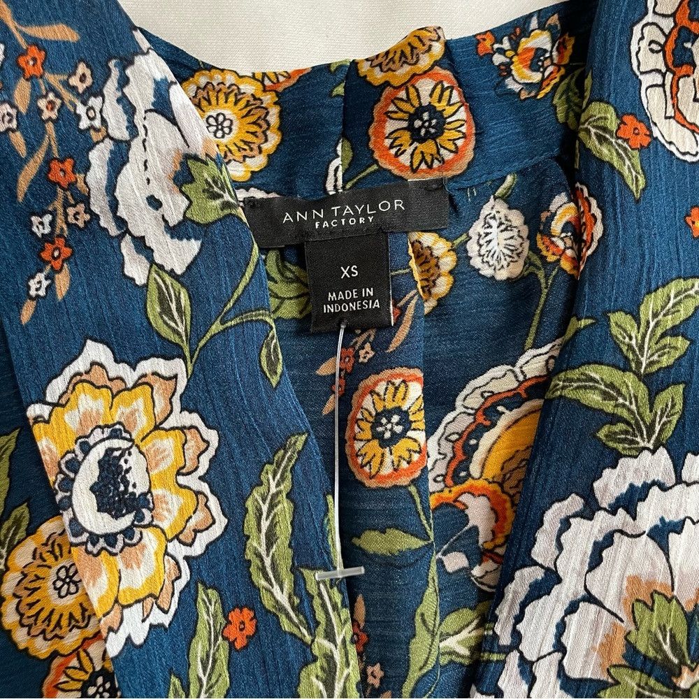 Ann Taylor New Ann Taylor Floral V-neck Short Sleeve Blouse Size XS Size XS / US 0-2 / IT 36-38 - 8 Thumbnail