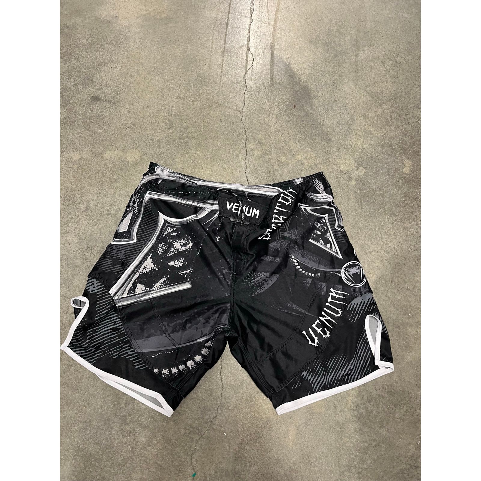 Venus Venum Shorts Mens XL Black White Camo mma Size US 40 / EU 56 - 1 Thumbnail