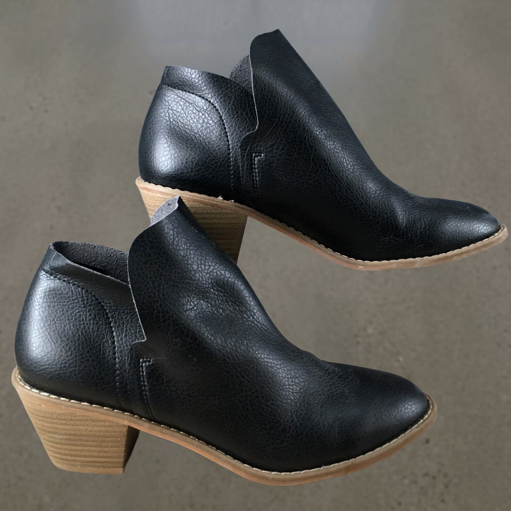Vintage Universal Thread Boots Womens 10 Ankle Booties Black Faux Leather Block Heels Casual Footwear Shoes Size US 10 / IT 40 - 1 Thumbnail