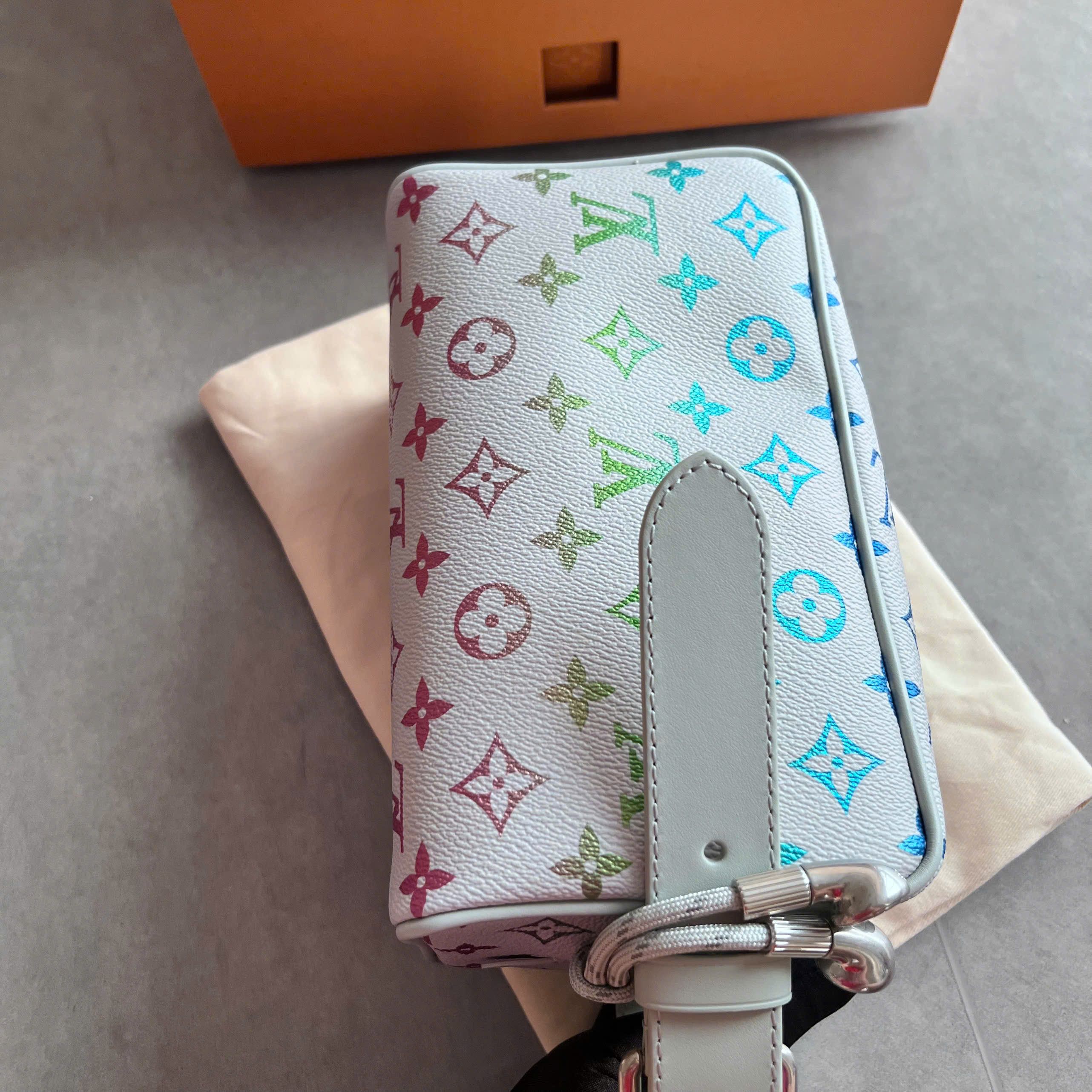 Louis Vuitton LOUIS VUITTON M14034 LOCKER DOPP KIT Size ONE SIZE - 4 Thumbnail