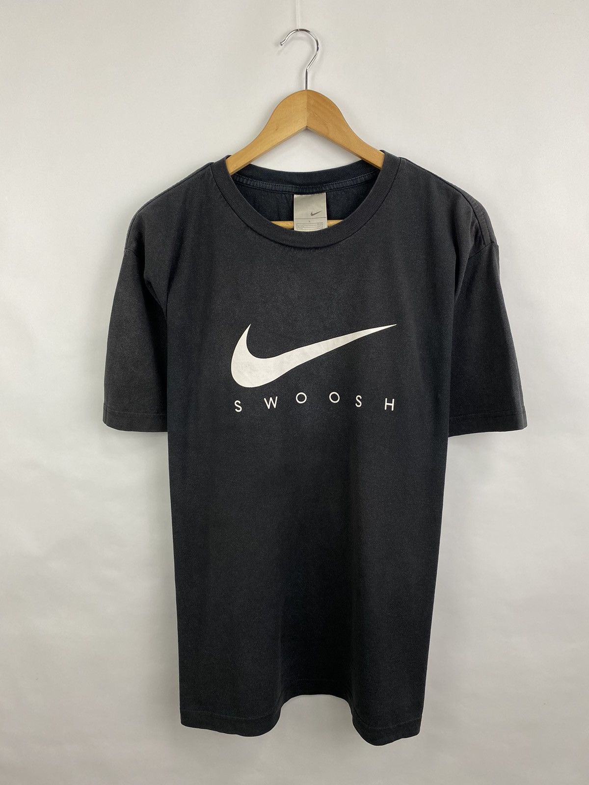 Nike 🇺🇸 Vintage 90s Nike Center Swoosh Logo T-Shirt Rare Retro Y2K Size US L / EU 52-54 / 3 - 3 Thumbnail