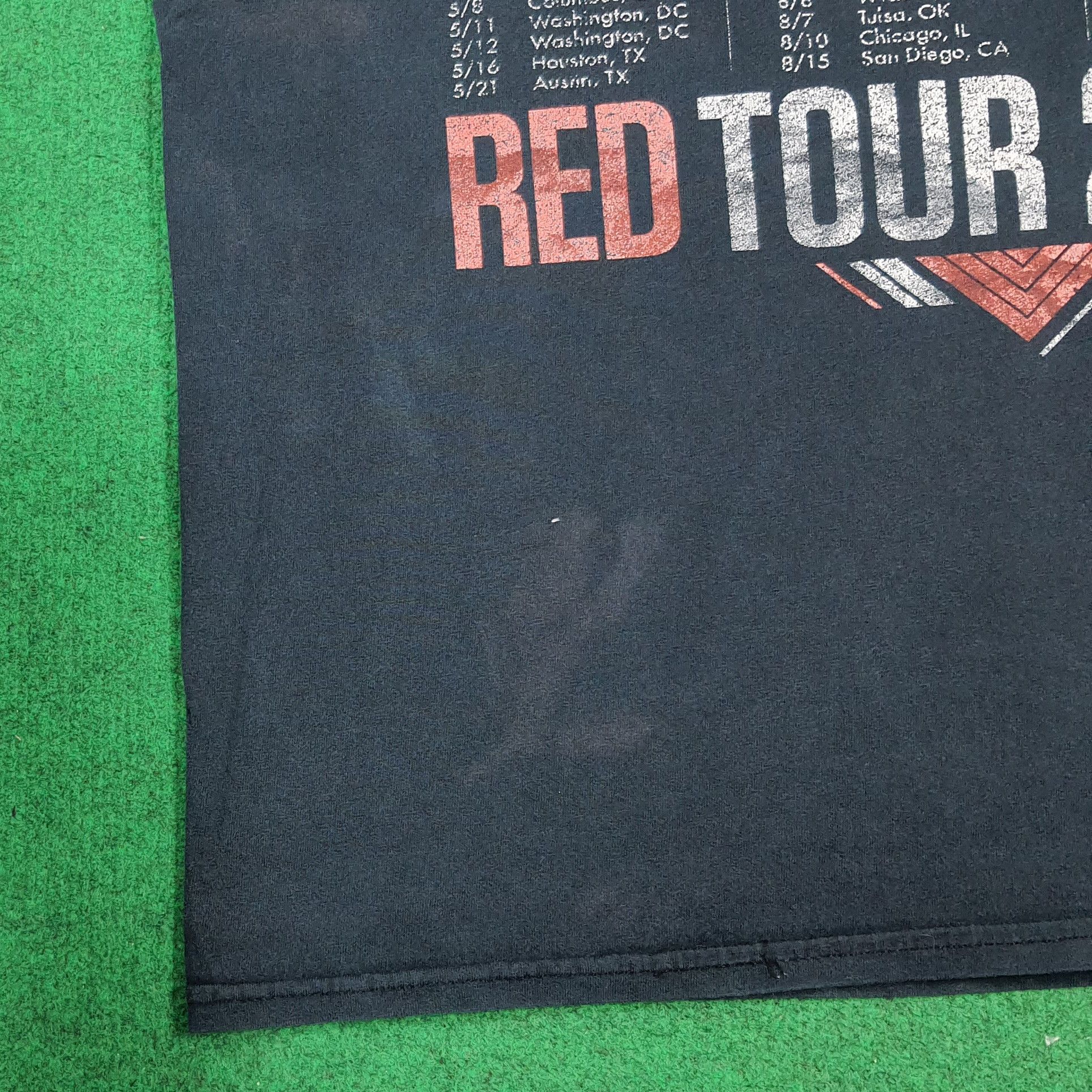 Band Tees Vintage Taylor Swift Red Tour 2013 Tshirt C294N31 Size US M / EU 48-50 / 2 - 7 Thumbnail