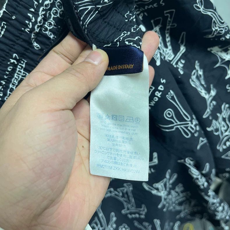 Louis Vuitton Louis Vuitton size s Gesture printed shorts 2504-Nextarrow Size US 28 / EU 44 - 4 Thumbnail