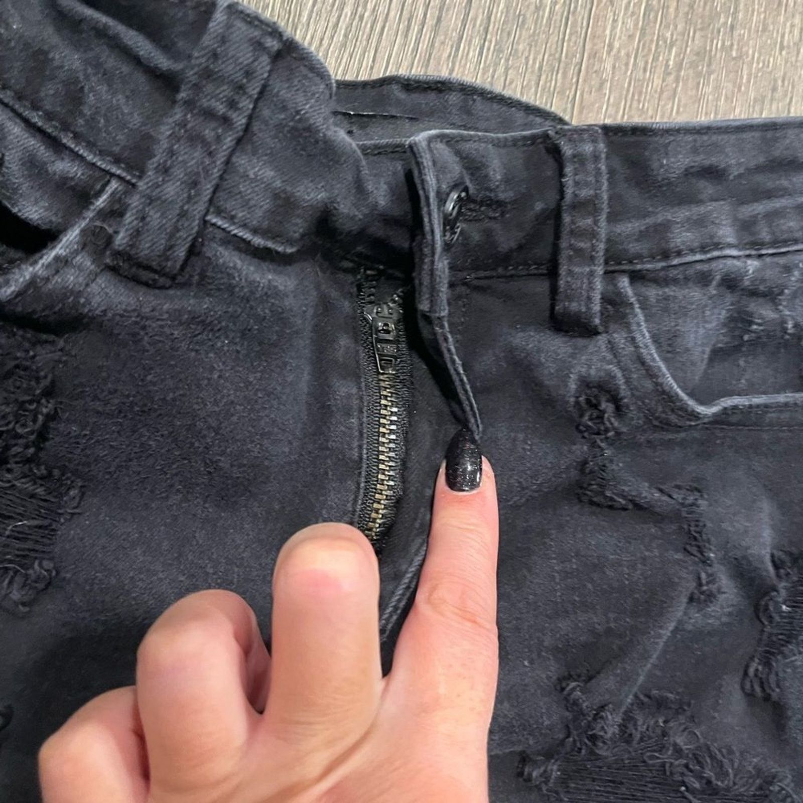 Kanata Hand Knits KanCan Quennie Distressed Shorts Raw Hem Mid-Rise Size 26 Size 26" / US 2 / IT 38 - 5 Thumbnail