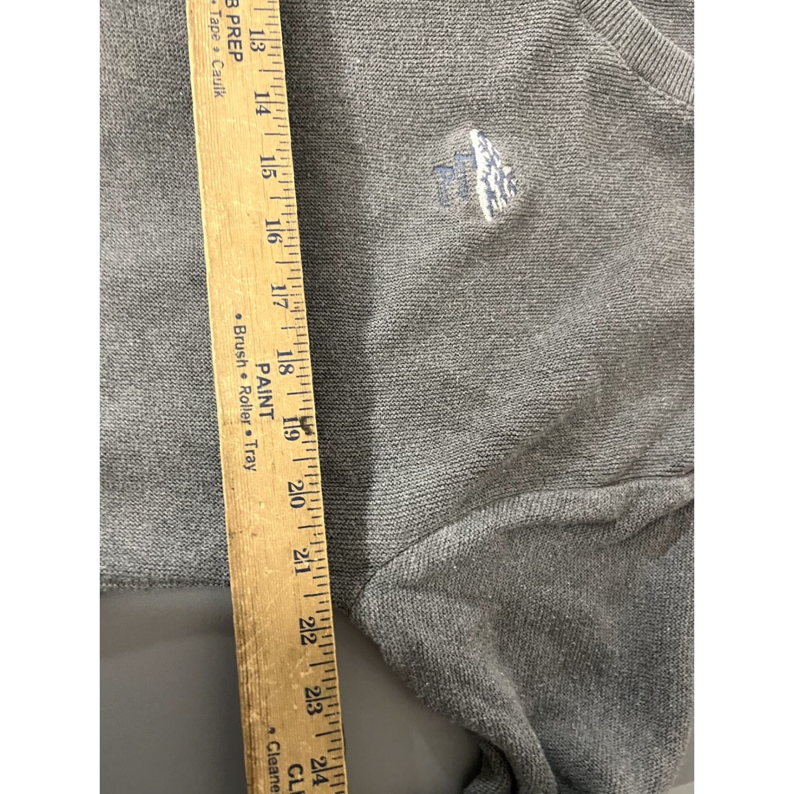 Izod VINTAGE Izod Club Sweater Mens M Gray Knit V-Neck Golf Torrey Pines Embroidered Pullover Oxford/Preppy | 80s 90s Style Menswear Size US M / EU 48-50 / 2 - 6 Thumbnail