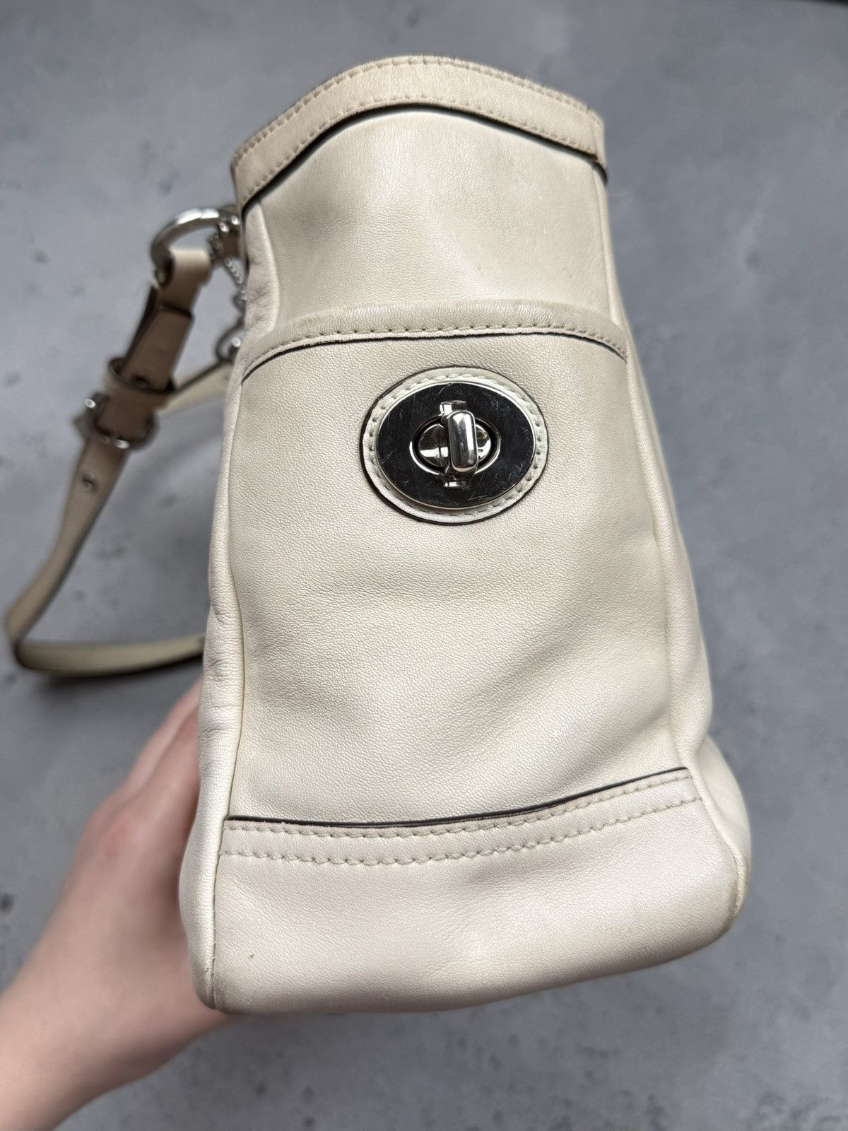 Coach Vintage Coach Beige Leather Tote Bag With Charm Turnlock Size ONE SIZE - 5 Thumbnail