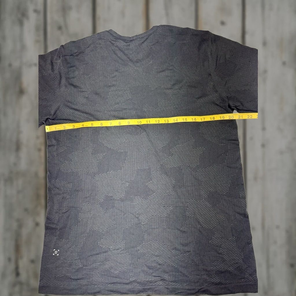 Lululemon Lululemon Shirt Men Large Gray Camouflage Short Sleeve Athletic Performance Top Gym Size US L / EU 52-54 / 3 - 1 Thumbnail