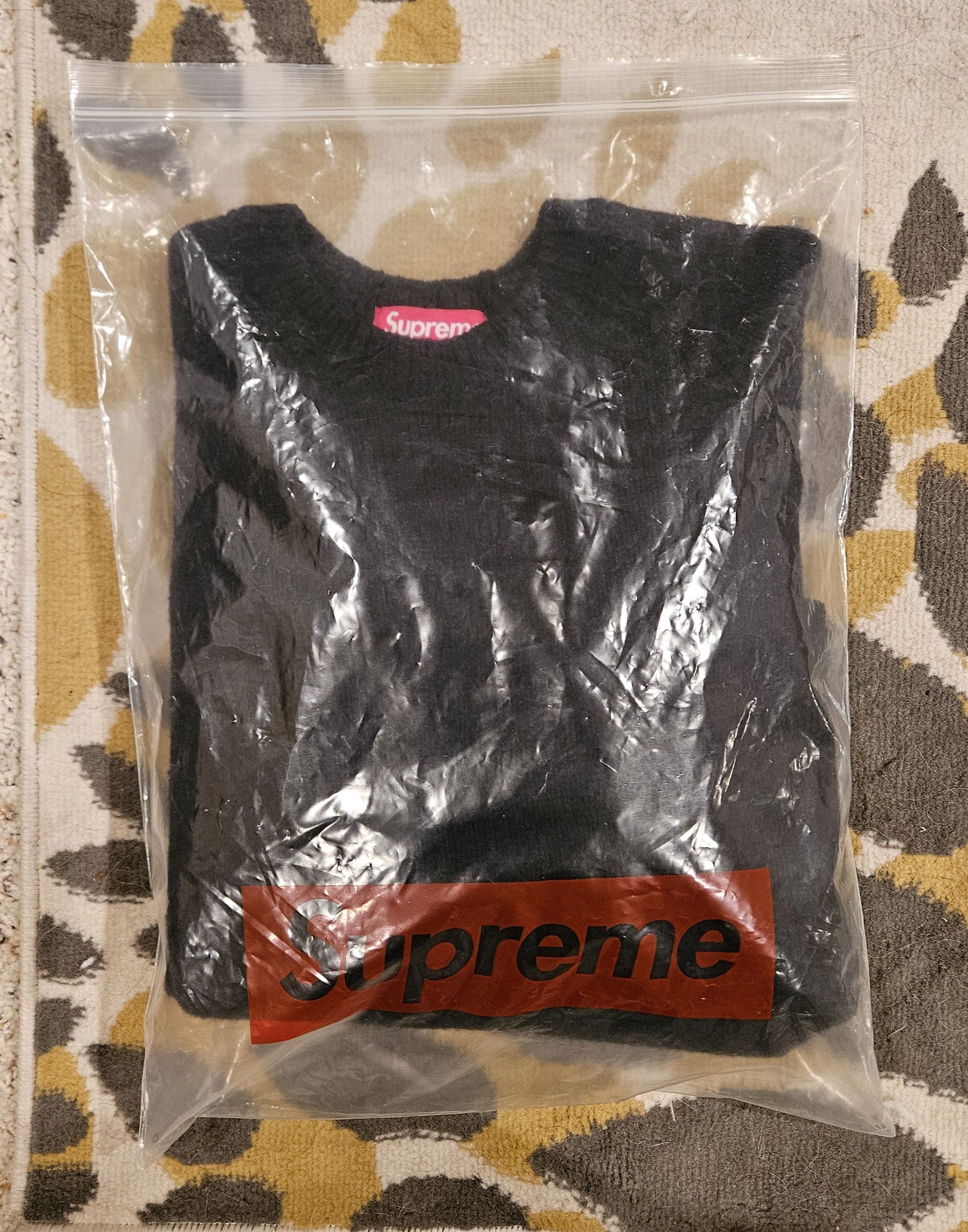 Supreme Supreme Flocked Logo Sweater Black Size US M / EU 48-50 / 2 - 5 Thumbnail