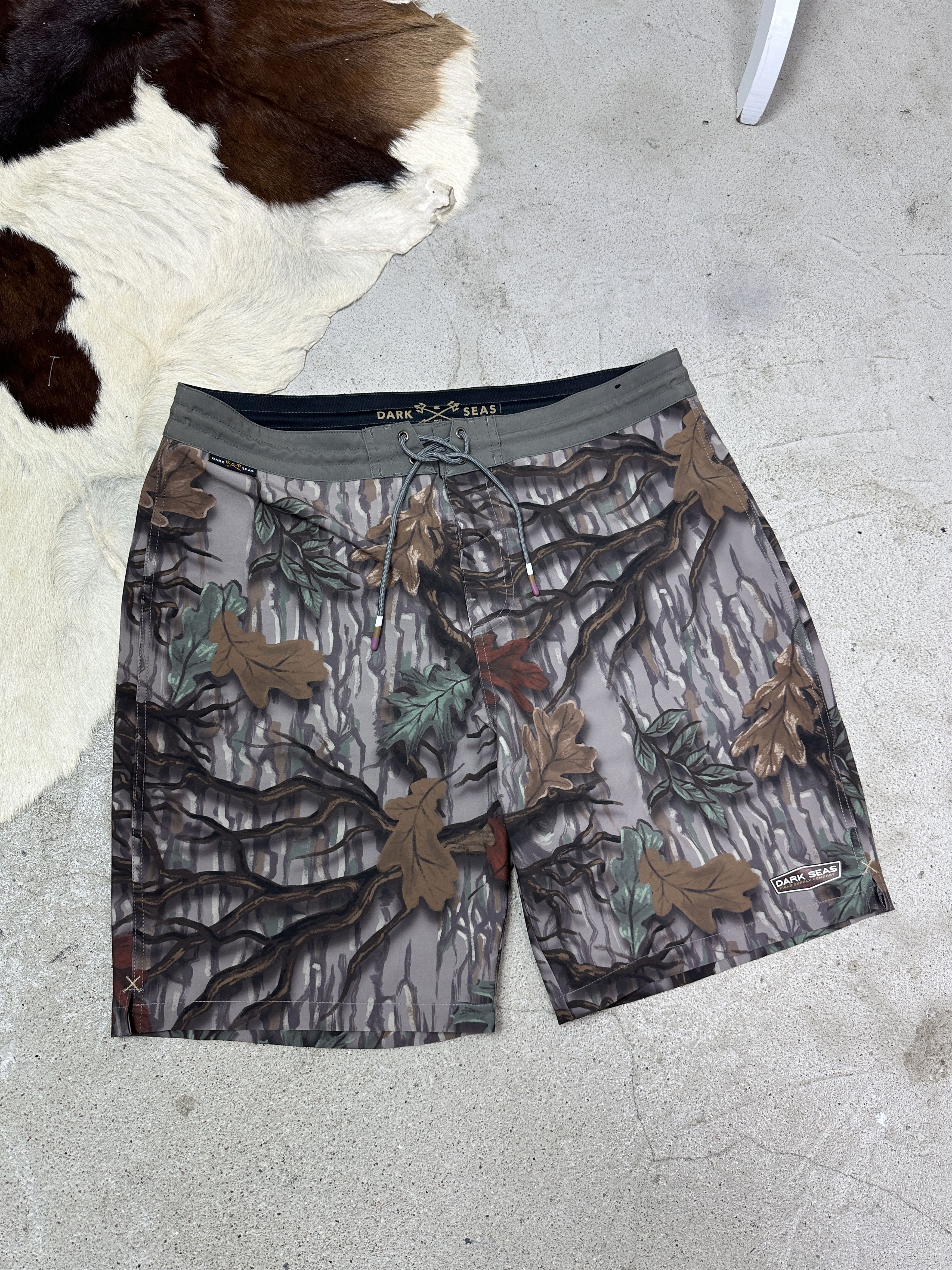 Vintage Vintage Streetwear Casual Camo Tree Print Shorts 00s Size US 31 - 1 Thumbnail