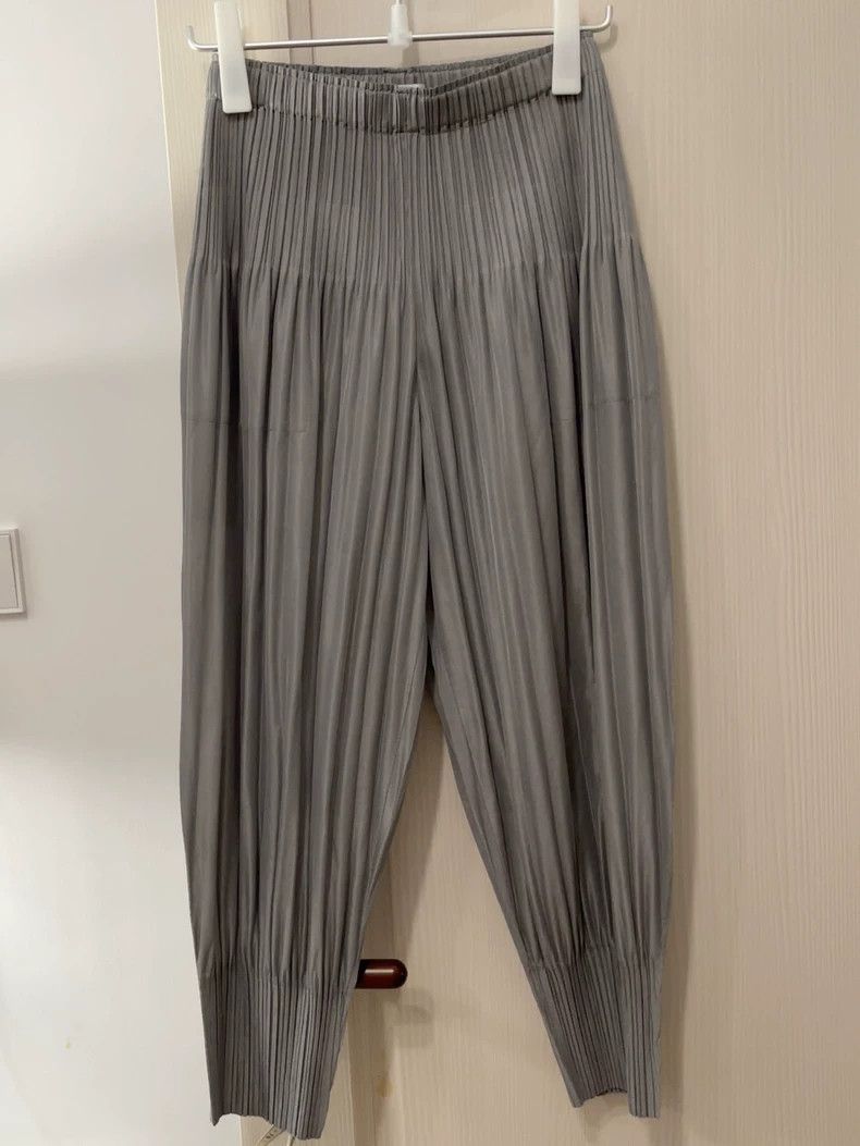 Issey Miyake Issey Miyake size:4 Grey pleated tapered lantern pants Size 32" / US 10 / IT 46 - 1 Thumbnail