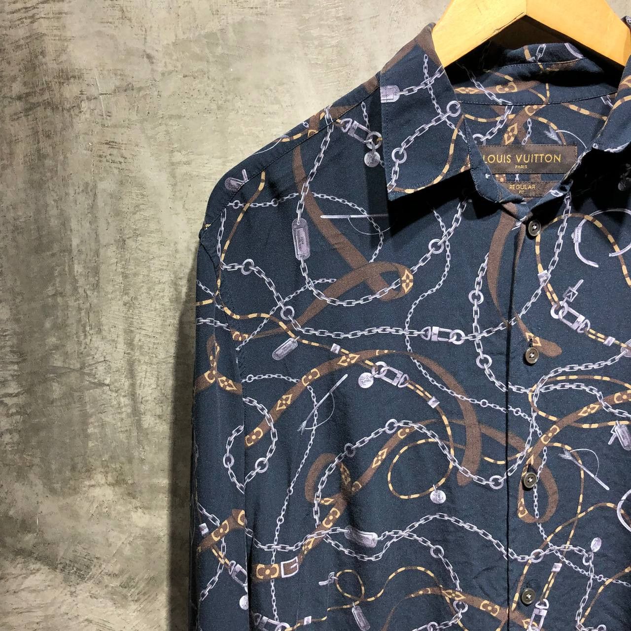 Louis Vuitton Louis Vuitton Chain Silk Button Down L/S Size US L / EU 52-54 / 3 - 3 Thumbnail