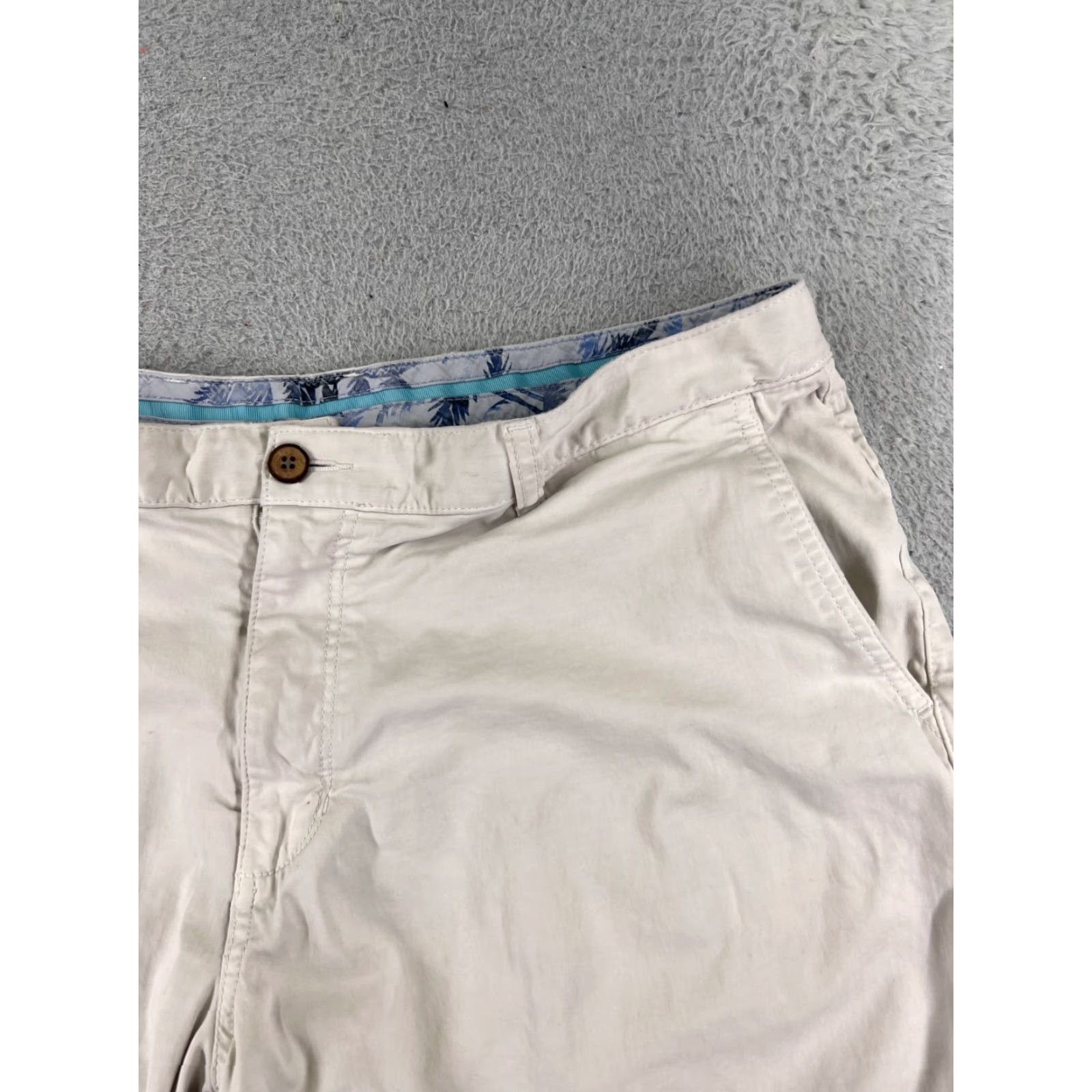 Tommy Bahama Tommy Bahama Shorts Men Flat Front Bermuda Casual Beach 40 Beige Logo Pockets Inseam 10 in Regular Fit Adults Mens Size US 40 / EU 56 - 7 Thumbnail