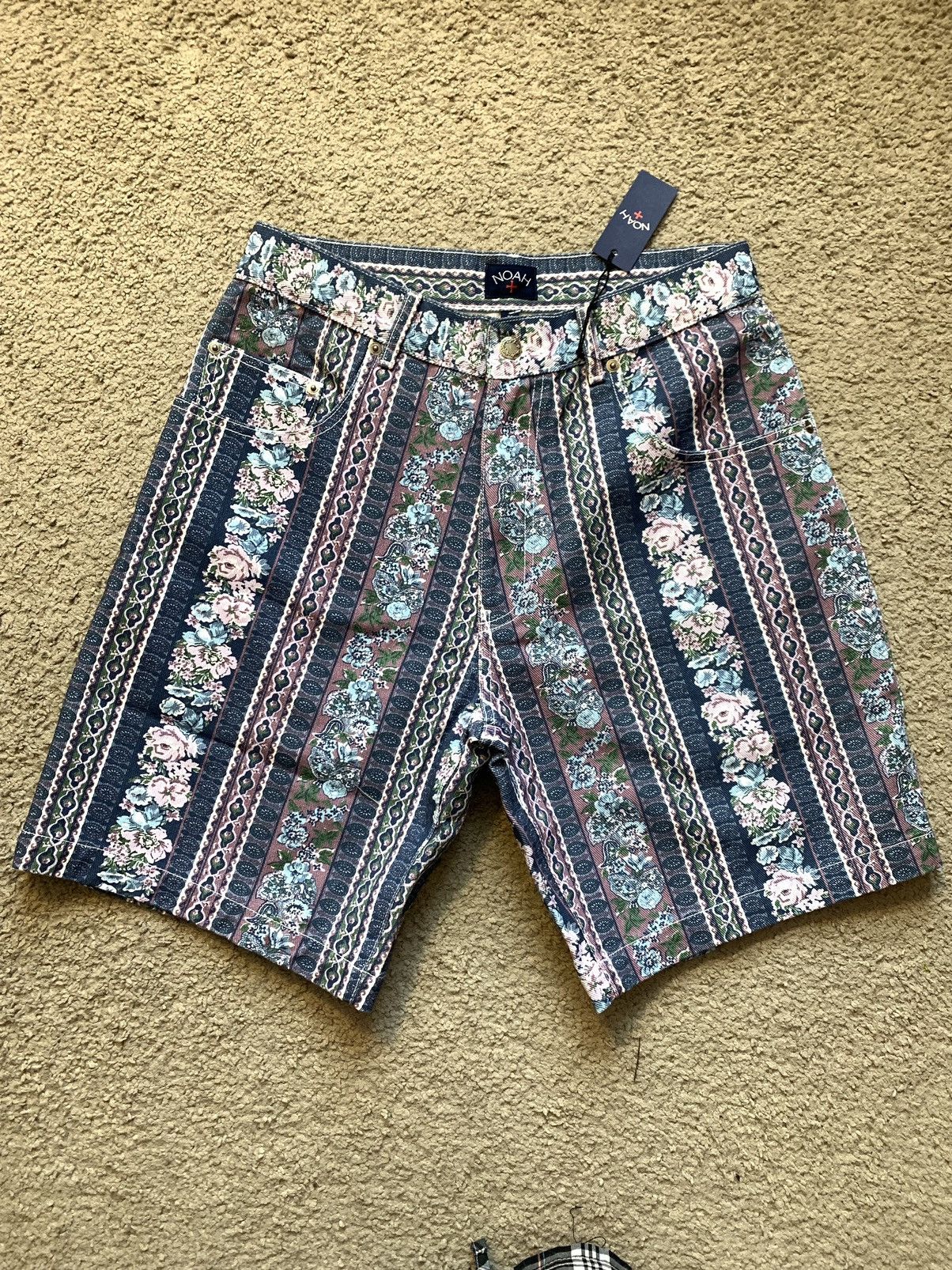 Noah NOAH 90’s STYLE DENIM STRIPED FLORAL SHORTS Size US 30 / EU 46 - 1 Thumbnail
