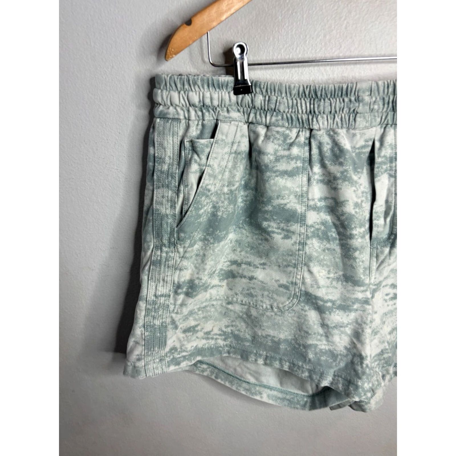 Athleta Athleta Shorts Men's 2XL Green Tye Dye Pockets Activewear 2XL Green Athleta Shorts Men 2XL Pockets Activewear Summer Spring Fall Toys Size US 39 - 2 Thumbnail