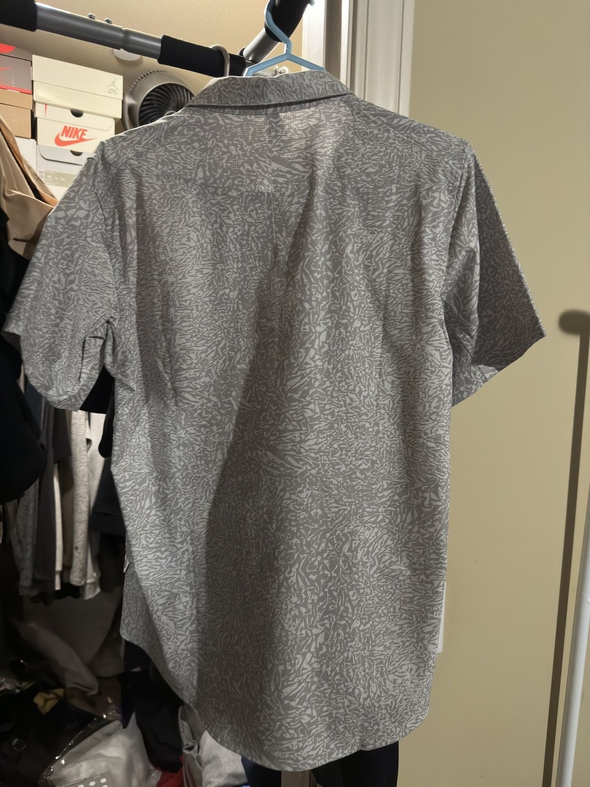 Lululemon Lululemon Airing Easy Button Up Max Vapor Seal Grey Medium Size US M / EU 48-50 / 2 - 3 Thumbnail