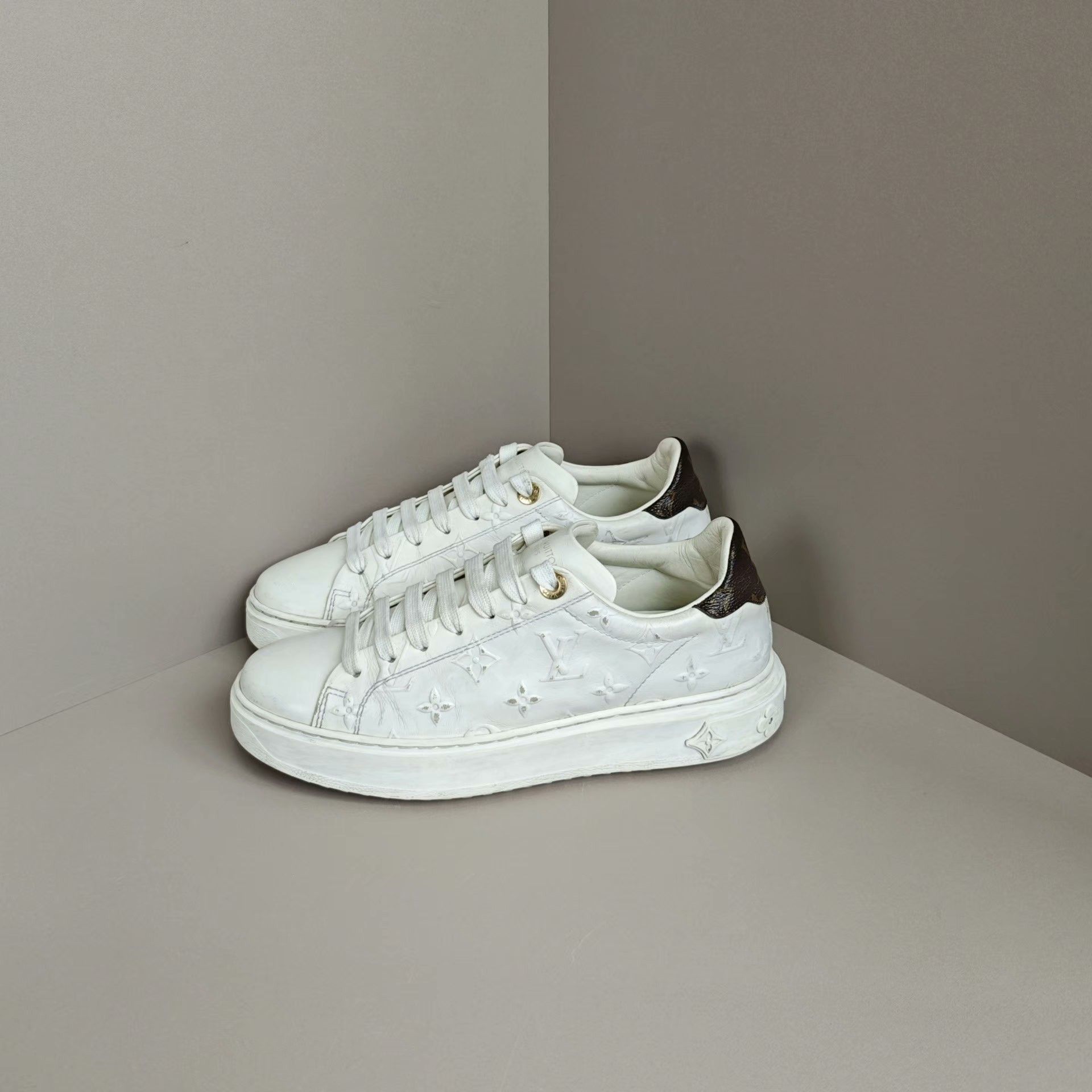 Louis Vuitton Louis Vuitton Lowtop Sneakers us_8 Women Size US 8 / IT 38 - 1 Thumbnail