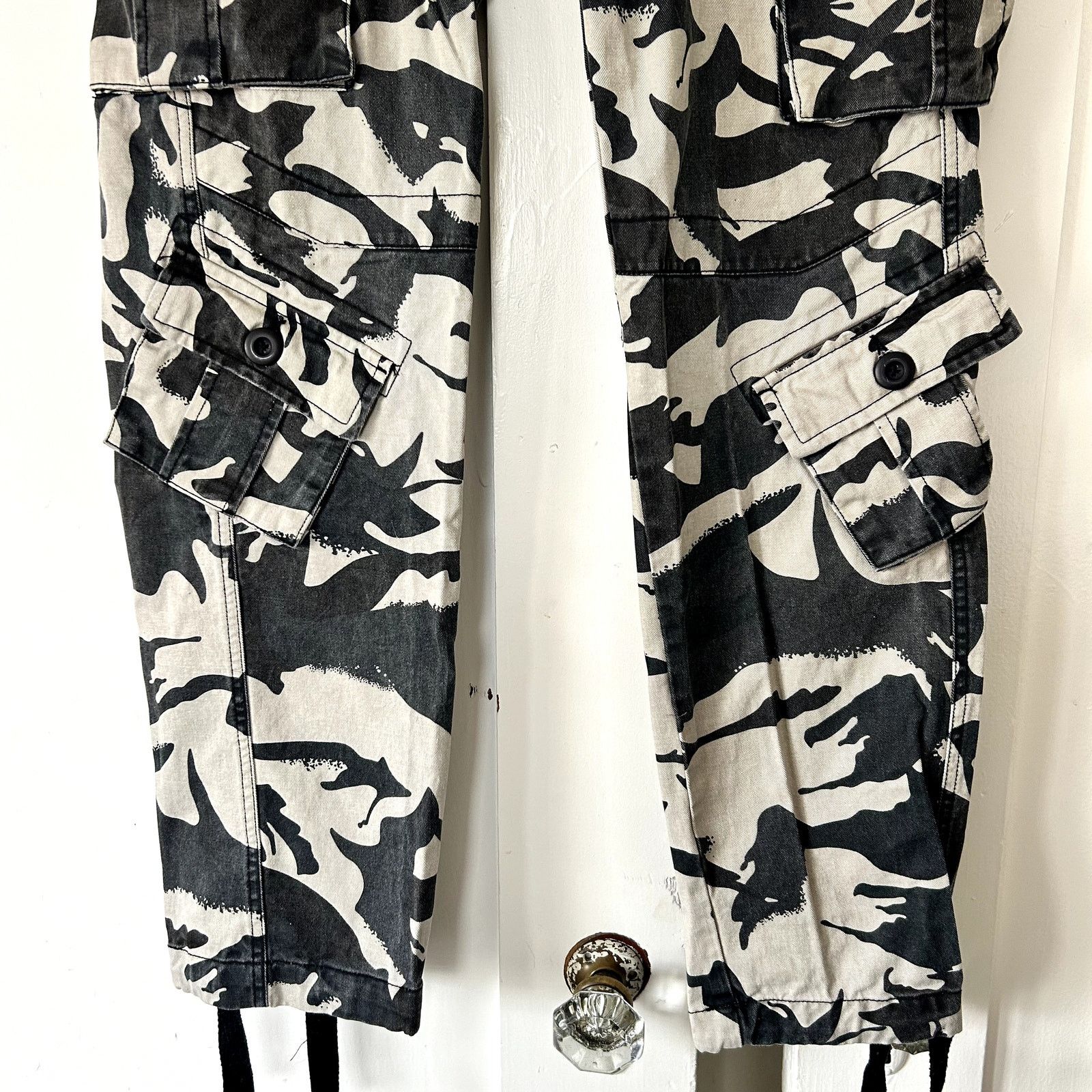 The Unbranded Brand Black and white unisex cargo pants sz29 Size US 29 - 3 Thumbnail