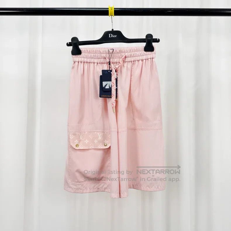 Louis Vuitton Louis Vuitton Pink presbyopic gold button silk shorts Size US 32 / EU 48 - 1 Thumbnail