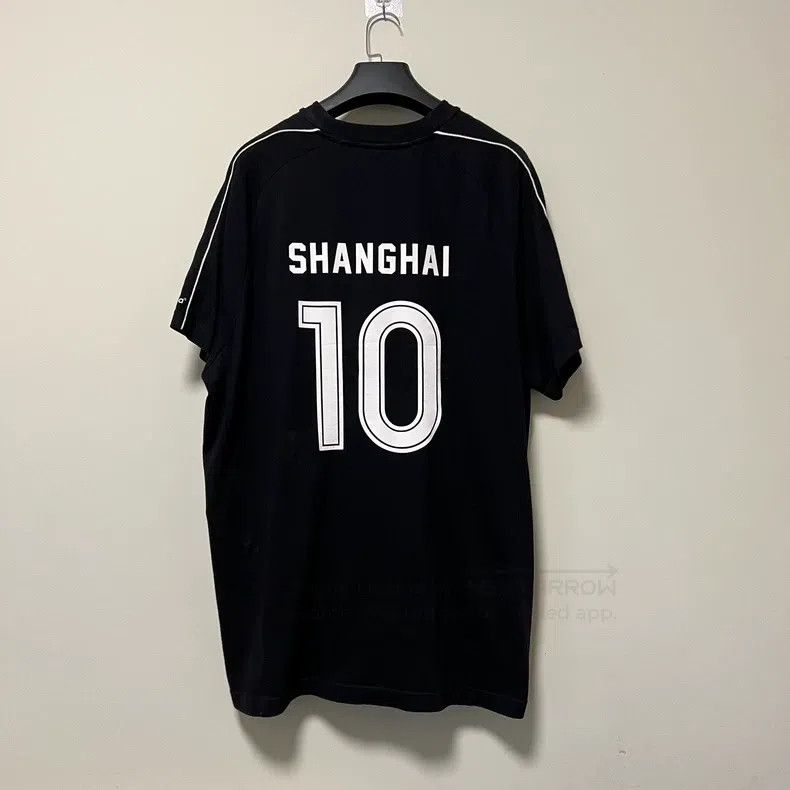Balenciaga Balenciaga Manchester United Embroidered Soccer Short Slee Size US M / EU 48-50 / 2 - 2 Thumbnail