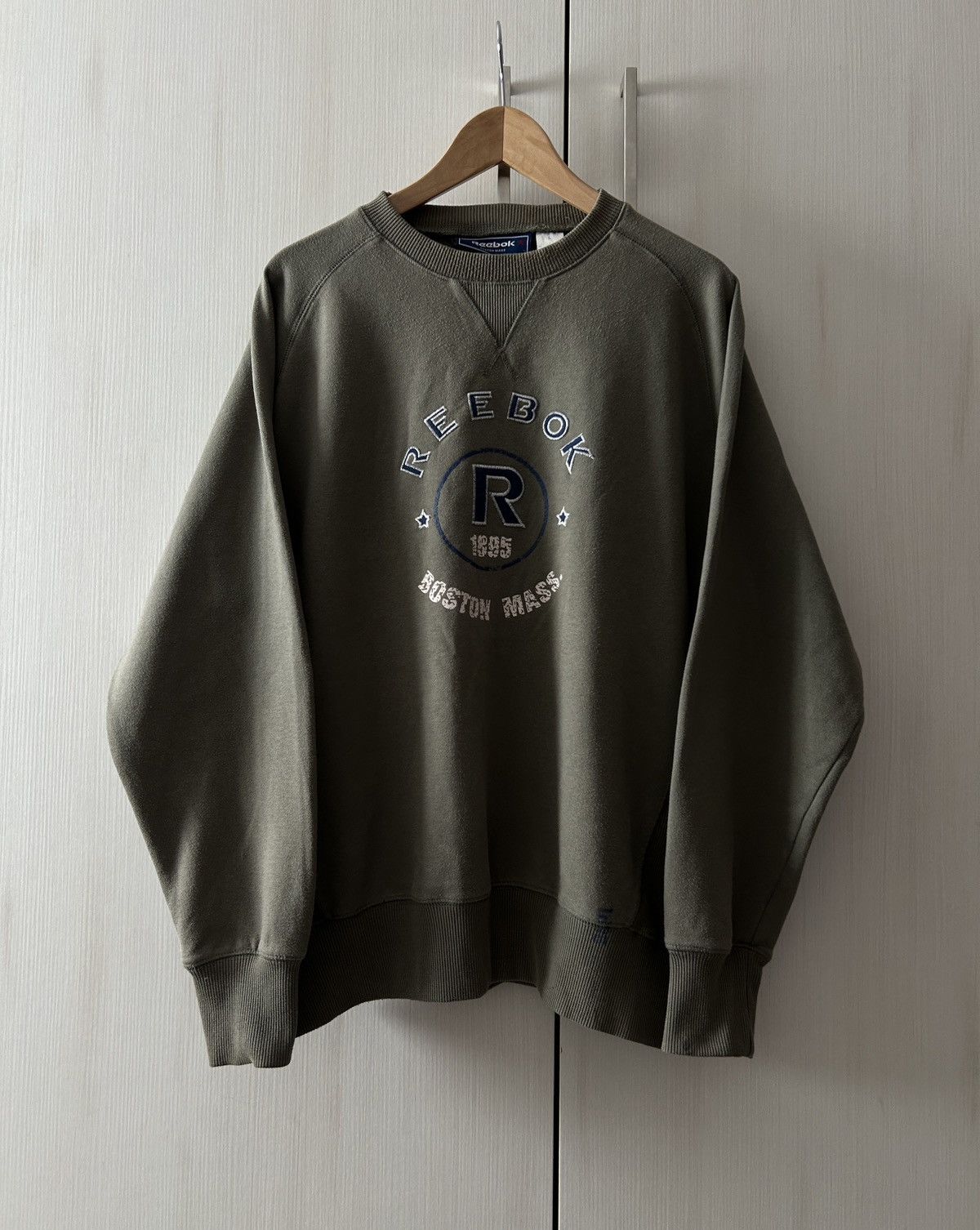Reebok Vintage Reebok Boston mass big logo sweatshirt mens Size US L / EU 52-54 / 3 - 1 Thumbnail