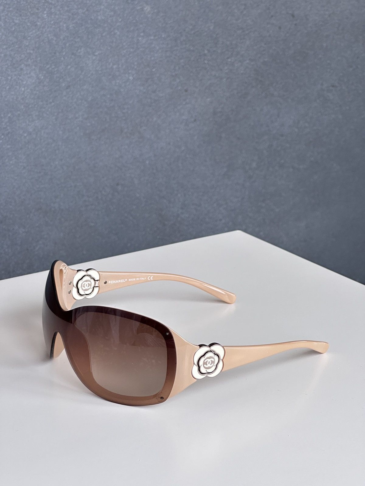 Chanel CHANEL Oval CC Camellia Logo Beige Sunglasses 6032 Size ONE SIZE - 1 Thumbnail