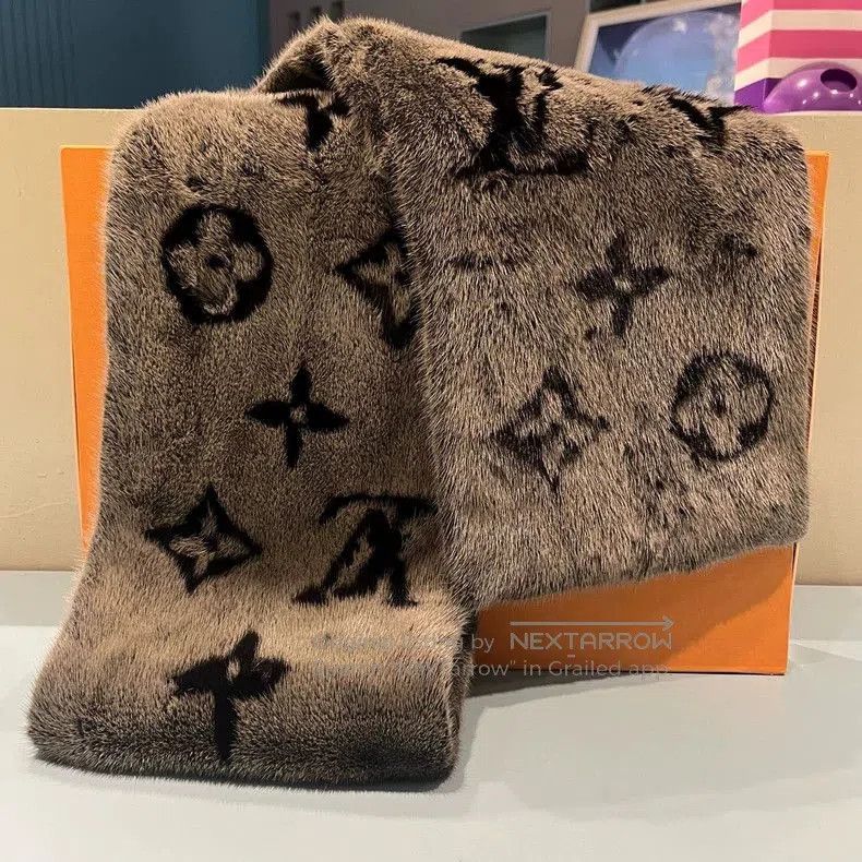 Louis Vuitton Louis Vuitton's latest gray mink fur full print logo scarf. Size ONE SIZE - 3 Thumbnail