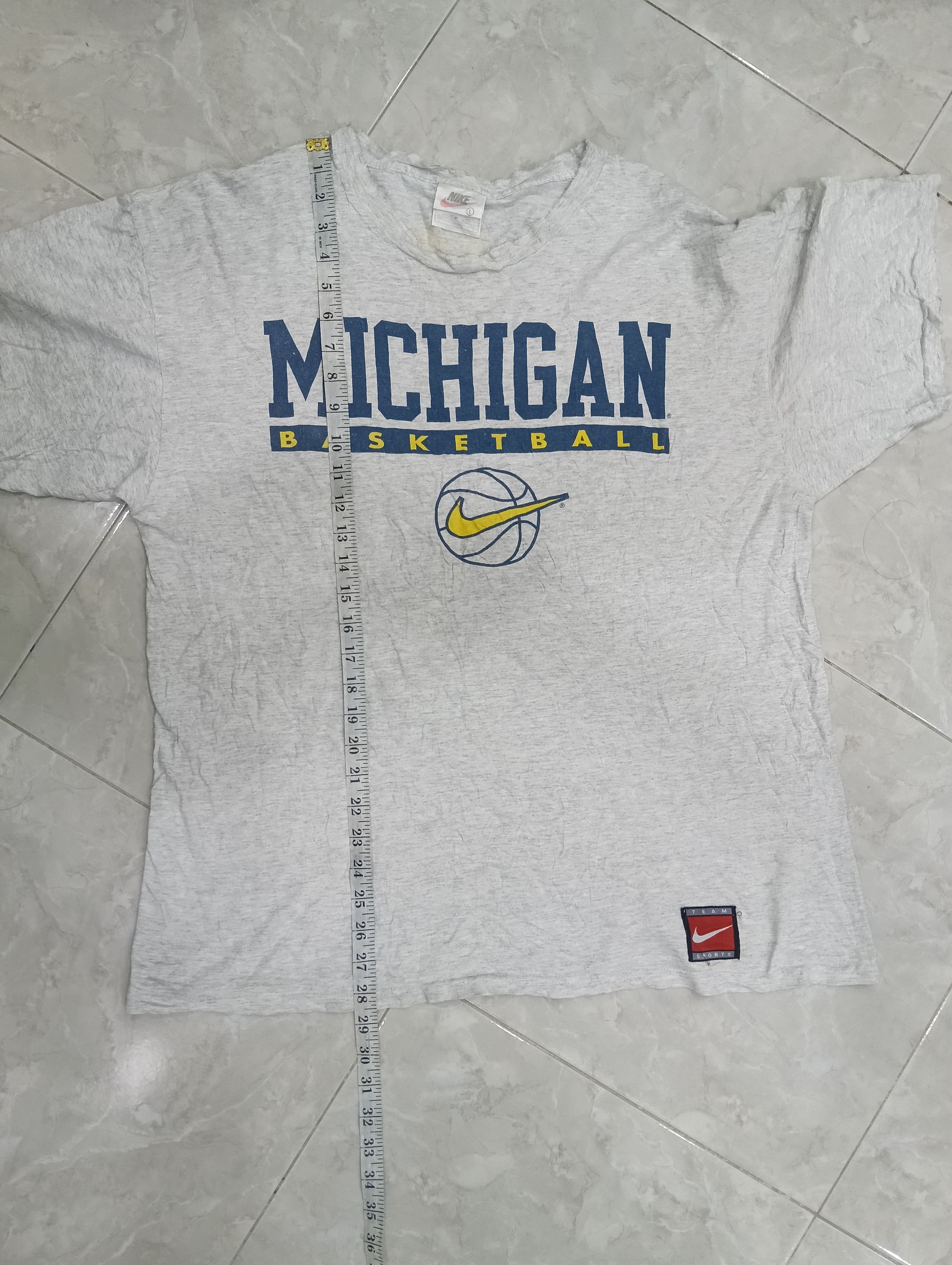 Nike Vintage 90s Nike Michigan Basketball Size US L / EU 52-54 / 3 - 12 Thumbnail