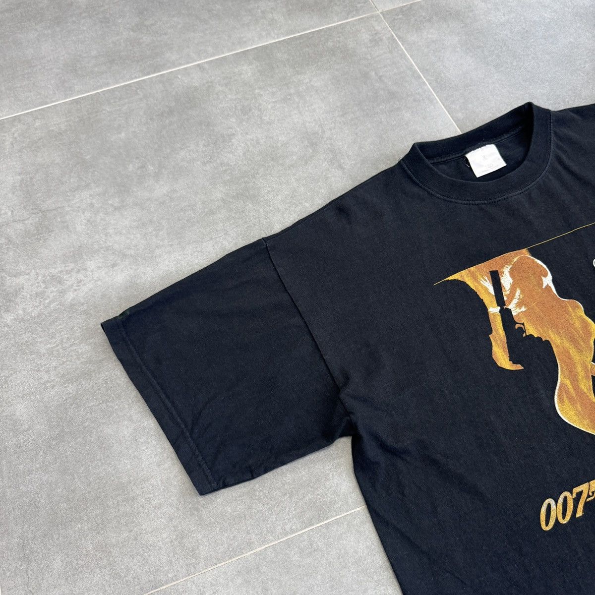 Vintage Vintage James Bond 007 Gun Symbol Logo 90s T-Shirt Men Siz L Size US L / EU 52-54 / 3 - 4 Thumbnail