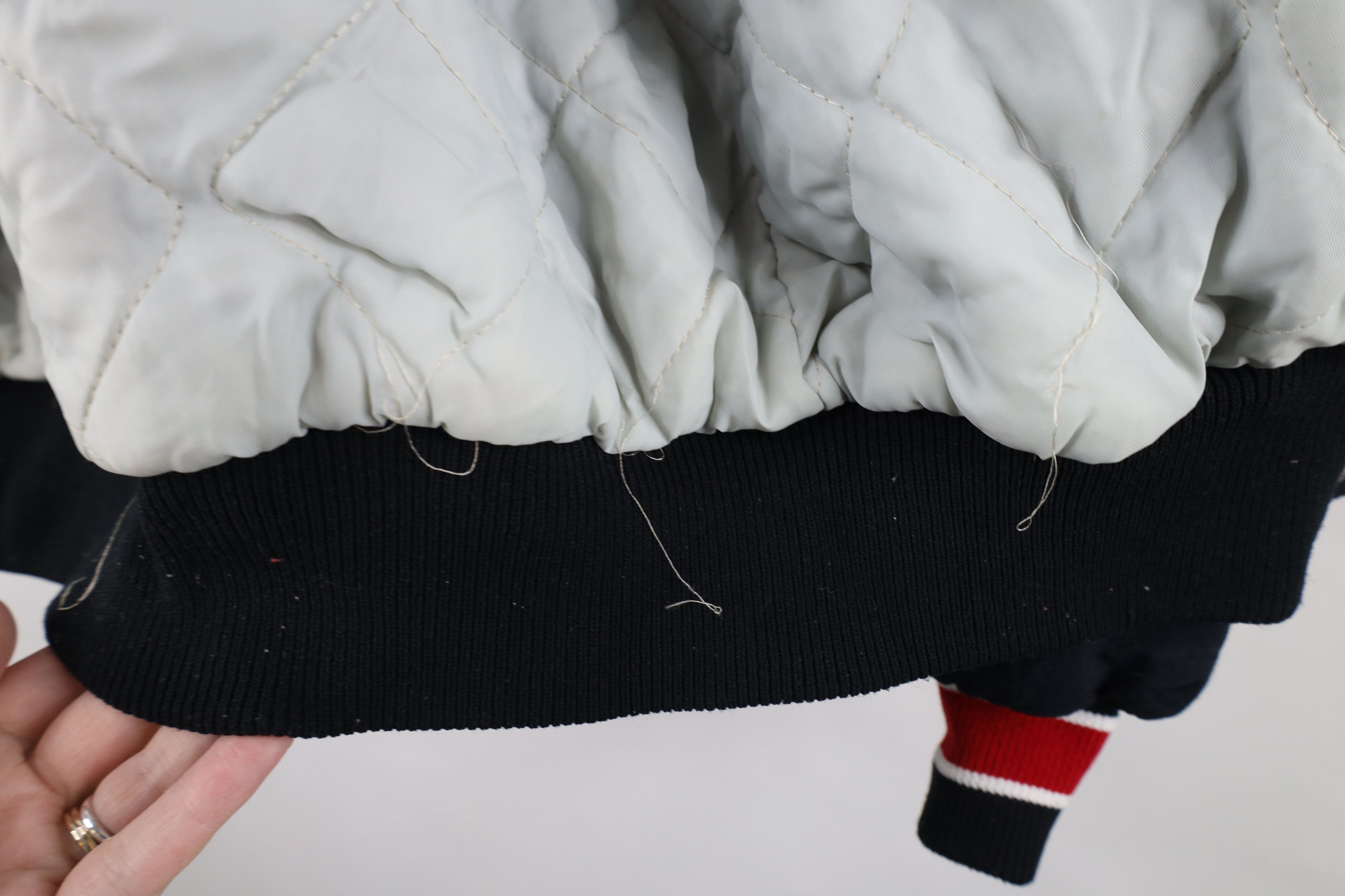 Vintage Vintage 80s Black Hawks Hockey Quilted Bomber Jacket USA Size US L / EU 52-54 / 3 - 9 Thumbnail