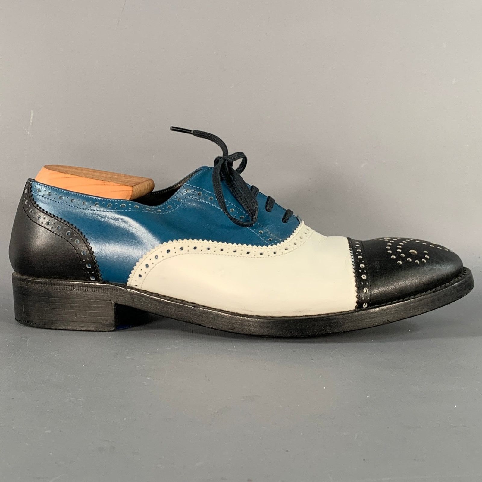 Robert Clergerie 9 Black White Blue Leather Perforated Spectator Lace-Up Size US 9 / EU 42 - 3 Thumbnail