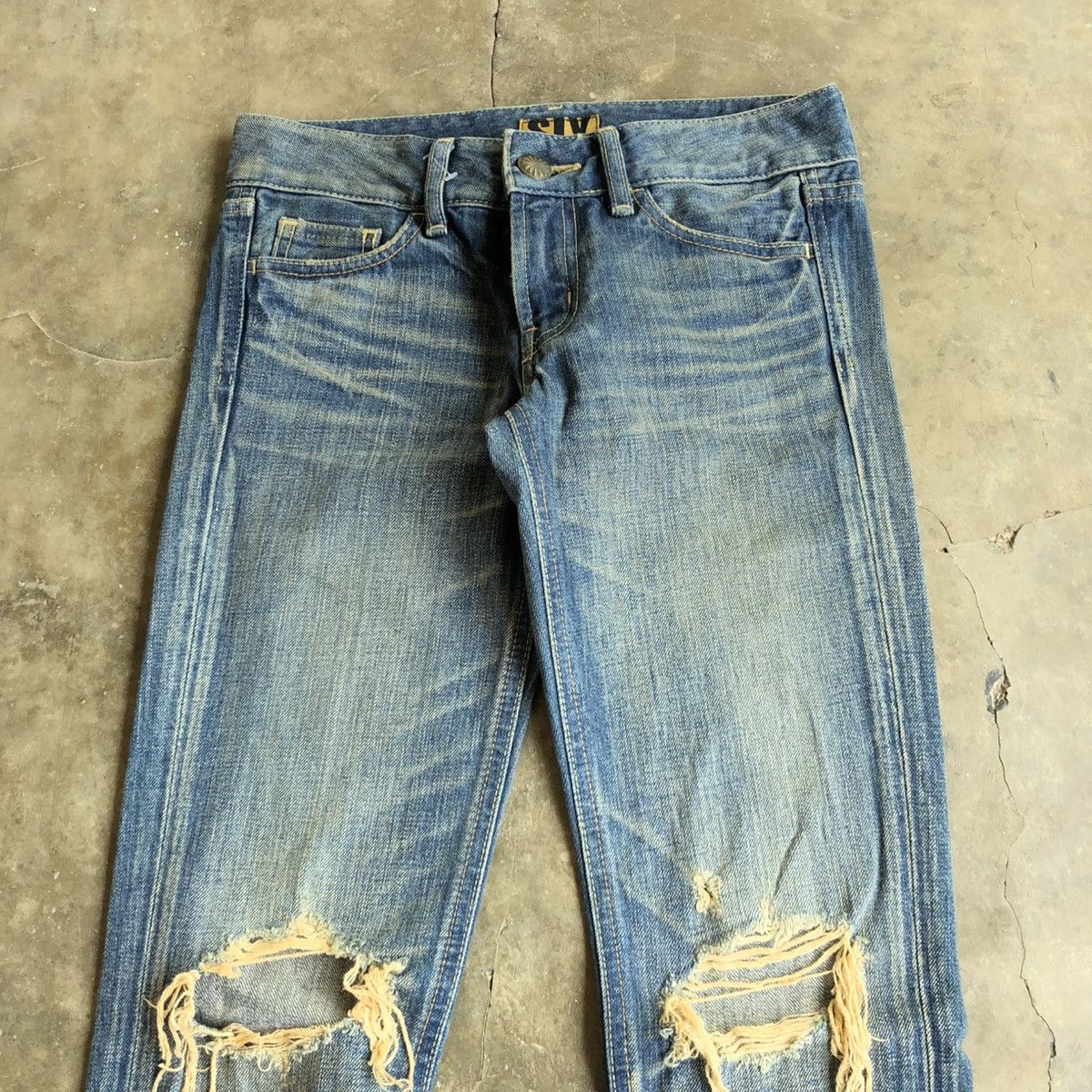 Japanese Brand 🇯🇵 2000s SLY Japan Ripped Bootcut Denim Jeans Pants Blue Wash Size US 26 / EU 42 - 4 Thumbnail
