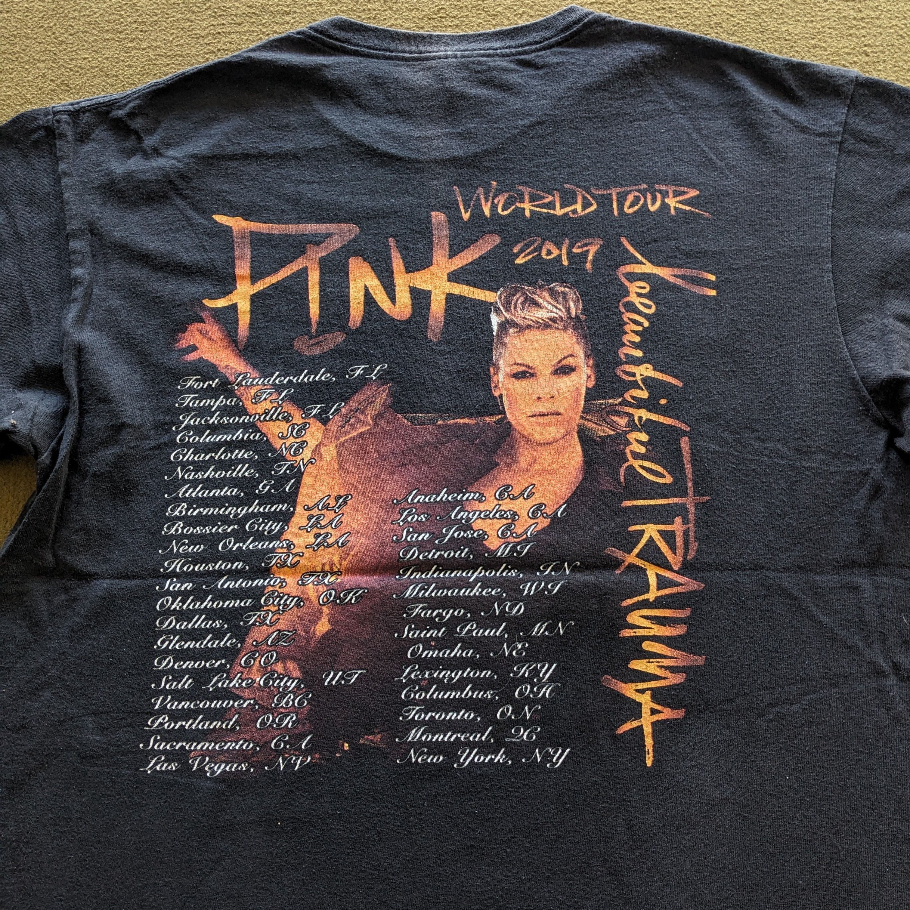 Band Tees Vintage PINK World Tour 2019 Band T-shirt Size US L / EU 52-54 / 3 - 4 Thumbnail
