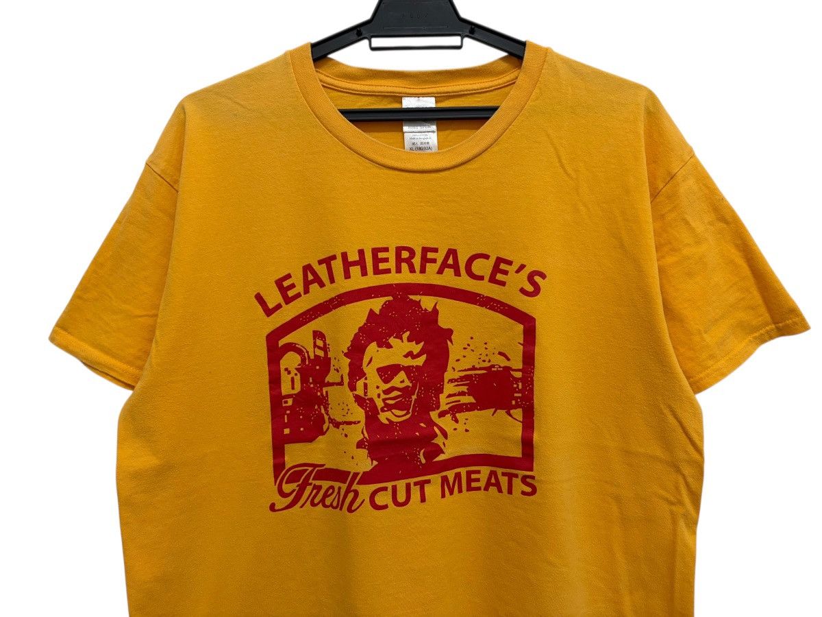 Gildan LEATHERFACE’S FRESH CUT MEATS CULT HORROR MOVIE GRAPHIC TEE Size US XL / EU 56 / 4 - 3 Thumbnail