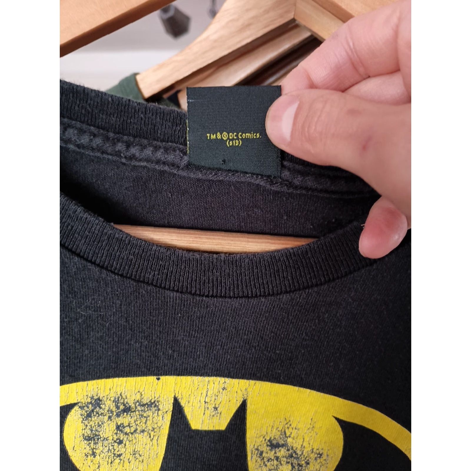 DC Comics VINTAGE Batman T-shirt DC Comics Men Regular L Black Distressed Logo 2013 Bat Tag Size L Mens Shirt Size US L / EU 52-54 / 3 - 3 Thumbnail