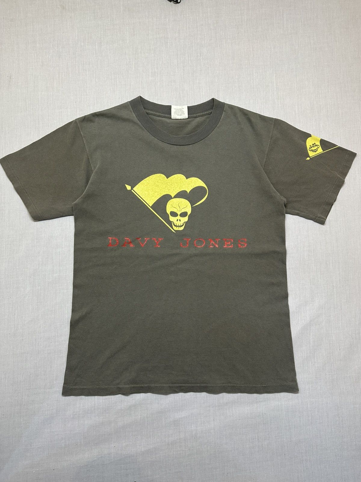 Vintage vintage 1990s Davy Jones skull flag t-shirt . Size US M / EU 48-50 / 2 - 1 Thumbnail